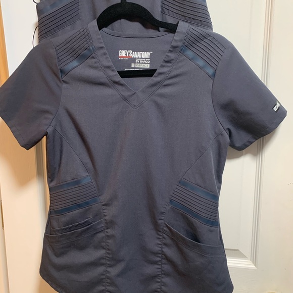 Grey’s Anatomy Barco gray scrub set size XSmall EUC - Picture 3 of 11